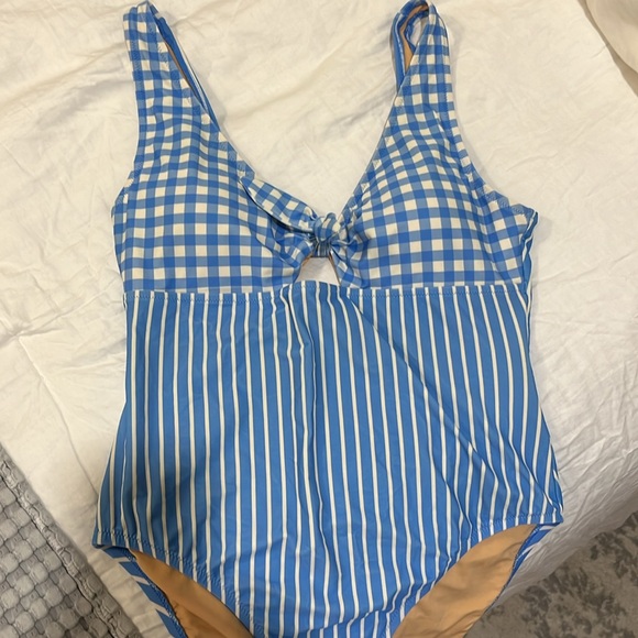 J.Crew Factory Size Large
Great used condition! - Picture 4 of 4